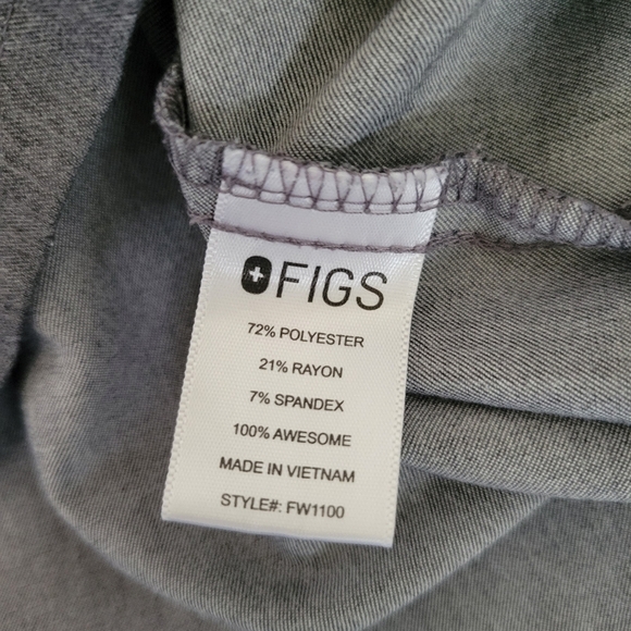 Figs Casma Three Pocket Scrub Top in Graphite - Picture 6 of 6